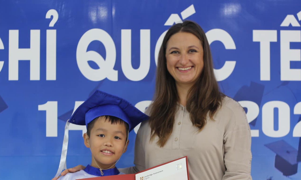 Học viên Let's Start Center trong lễ trao chứng chỉ Cambridge quốc tế